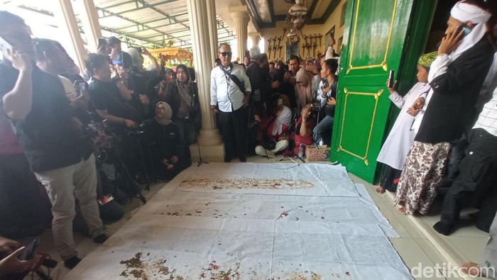 Saka Tatal saat menjalani ritual sumpah pocong.