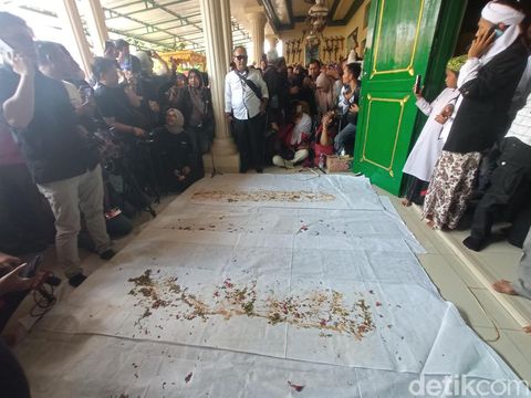 Saka Tatal saat menjalani ritual sumpah pocong.