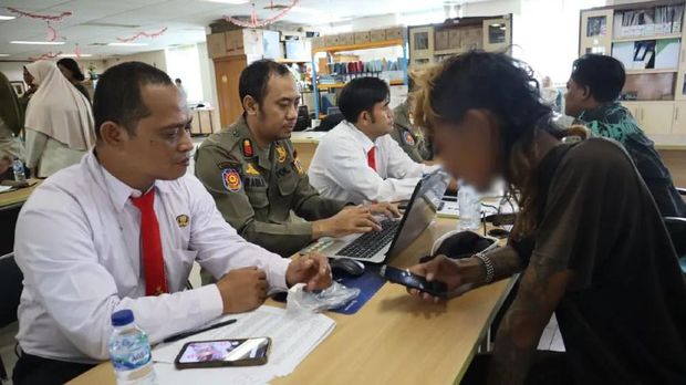 Sebanyak 38 orang pengatur jalan tanpa izin (pak ogah) dan penyandang masalah kesejahteraan sosial (PMKS) ditindak dari 8 kecamatan di Jakbar. (dok Satpol PP Jakbar)