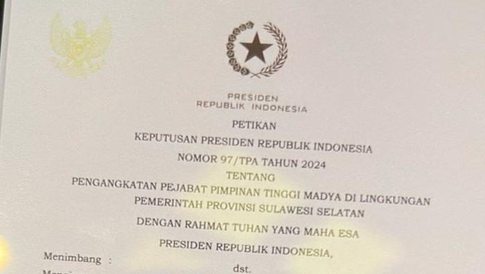 Surat keputusan Presiden RI Joko Widodo (Jokowi) mengangkat staf Ahli Bidang Pemerintahan dan Otonomi Daerah KemenPAN-RB, Jufri Rahman sebagai Sekretaris Daerah Provinsi Sulawesi Selatan (Sekda Sulsel).