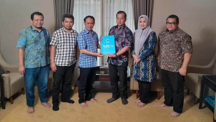 Sekjen DPN Partai Gelora Mahfuz Sidik saat menyerahkan surat dukungan ke Iqbal-Dinda untuk Pilgub NTB pada Jumat (9/8/2024). (Foto: Istimewa/Dok. Partai Gelora)
