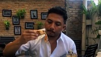 Salah satunya ini ketika pria kelahiran 1992 itu pergi ke sebuah restoran untuk menikmati hidangan pizza Italia dan kopi. Foto: Instagram @salpriadi