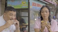 Sal Priadi juga sempat membagikan keseruannya ketika kulineran di Pasar Gede Solo. Diawali dengan jajan Leker Crepes rasa pisang keju cokelat. Foto: Instagram @salpriadi