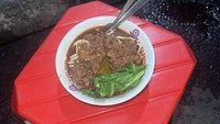 Serunya lagj pada malam harinya, Sal Priadi makan mie ayam gerobakan yang dilengkapi topping ayam dan kuah kaldu cokelat melimpah. Foto: Instagram @salpriadi
