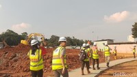 Di cuaca yang panas, Kamis (8/8/2024) detikTravel berkesempatan untuk mengikuti walking tour bersama kelompok Wisata Kreatif Jakarta untuk melihat pembangunan stasiun bawah tanah yang ada di Monas. Sekiranya 20 peserta antusias untuk melihat proyek jangka panjang tersebut.  
