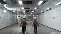 Tentunya karena proyek tersebut merupakan proyek aktif dan agar tidak mengganggu para pekerja di sana. Peserta juga diberikan APD ketika akan masuk ke dalam proyek, beranjak turun ke area stasiun rangka-rangka proyek pun mulai terlihat.  