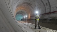 Setelah dari area itu peserta dibawa untuk melihat bagian peron jalur MRT, girangnya peserta tak terelakan kala berada di area ini. Karena bisa berfoto di bawah jalur dan bisa melihat terowongan stasiun bawah tanah.  