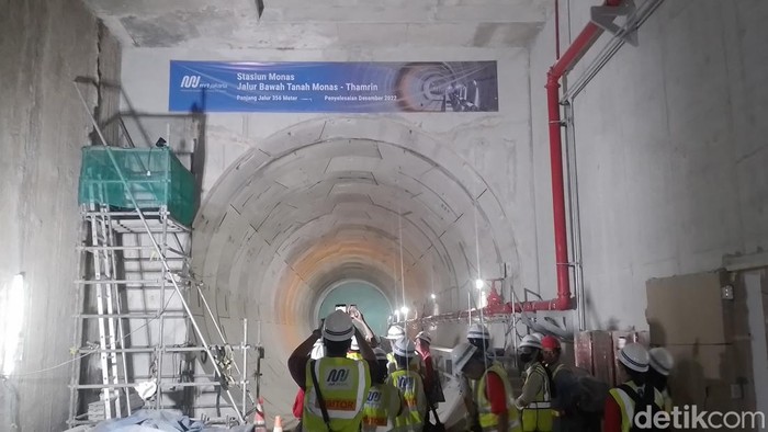 Di cuaca yang panas, Kamis (8/8/2024) detikTravel berkesempatan untuk mengikuti walking tour bersama kelompok Wisata Kreatif Jakarta untuk melihat pembangunan stasiun bawah tanah yang ada di Monas. Sekiranya 20 peserta antusias untuk melihat proyek jangka panjang tersebut.