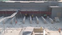Kesempatan walking tour kali ini merupakan suatu hal yang berbeda karena bisa melihat proyek pembangunan MRT secara langsung. Sesampainya di pos awal, peserta dijelaskan terkait peraturan yang harus diikuti saat berada di dalam proyek.  