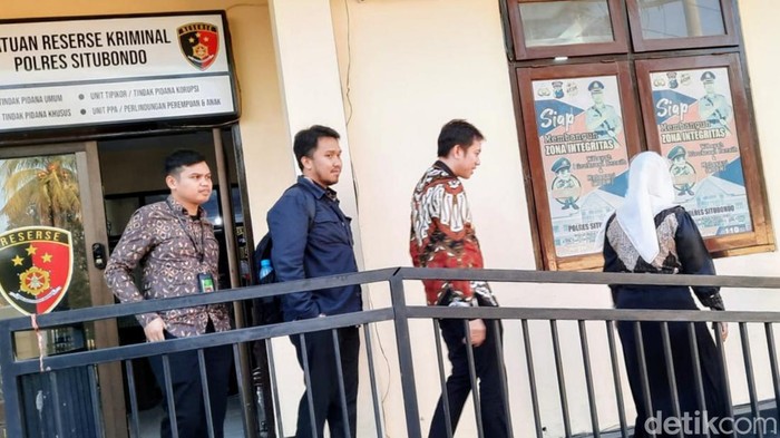 siswi magang saat lapor di polres diantar staf PN Situbondo