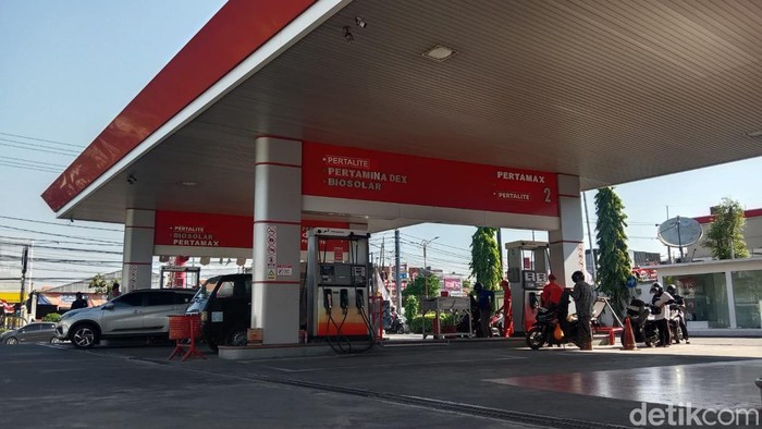 SPBU Sidoarjo tempat pemotor dikeroyok sejumlah orang pemobil usai tegur buang puntung rokok.
