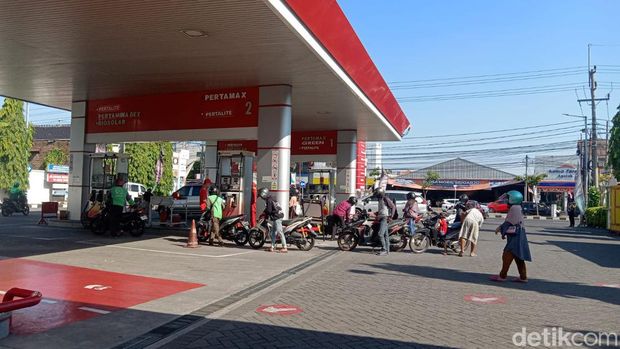 SPBU Sidoarjo tempat pemotor dikeroyok sejumlah orang pemobil usai tegur buang puntung rokok.