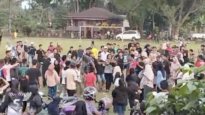 Suporter nyaris bentrok saat pertandingan voli di Kecamatan Cina, Kabupaten Bone.