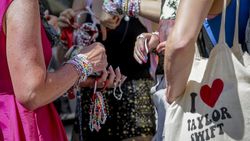 Konser Taylor di Austria Batal, Swifties Tetap Tukeran Gelang Konser Taylor di Austria Batal, Swifties Tetap Tukeran Gelang