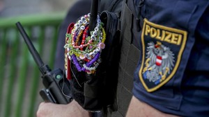 Selain penggemar, gelang persahabatan ini bahkan juga sampai dipakai oleh polisi.  