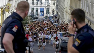 Konser Taylor Swift yang direncanakan berlangsung pada Kamis (8/8) hingga Sabtu (10/8) di Wina, Austria, dibatalkan karena ada ancaman serangan ISIS. Dua orang simpatisan ISIS pun diamankan pihak berwenang. 
