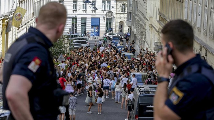 Swifties gather and sing in the city centre in Vienna on Thursday, Aug.8, 2024. Organizers of three Taylor Swift concerts in the stadium in Vienna this week called them off on Wednesday after officials announced arrests over an apparent plot to launch an attack on an event in the Vienna area such as the concerts. (AP Photo/Heinz-Peter Bader)