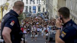 Konser Taylor di Austria Batal, Swifties Tetap Tukeran Gelang Konser Taylor di Austria Batal, Swifties Tetap Tukeran Gelang