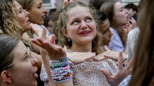 Swifties gather and sing in the city centre in Vienna on Thursday, Aug.8, 2024. Organizers of three Taylor Swift concerts in the stadium in Vienna this week called them off on Wednesday after officials announced arrests over an apparent plot to launch an attack on an event in the Vienna area such as the concerts. (AP Photo/Heinz-Peter Bader)