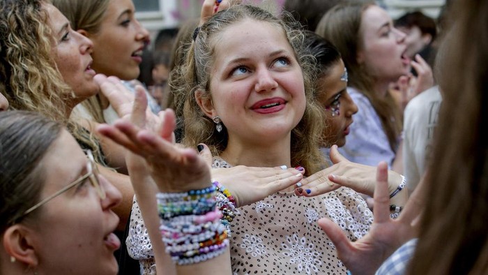 Swifties gather and sing in the city centre in Vienna on Thursday, Aug.8, 2024. Organizers of three Taylor Swift concerts in the stadium in Vienna this week called them off on Wednesday after officials announced arrests over an apparent plot to launch an attack on an event in the Vienna area such as the concerts. (AP Photo/Heinz-Peter Bader)