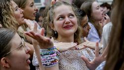 Konser Taylor di Austria Batal, Swifties Tetap Tukeran Gelang Konser Taylor di Austria Batal, Swifties Tetap Tukeran Gelang