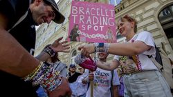 Konser Taylor di Austria Batal, Swifties Tetap Tukeran Gelang Konser Taylor di Austria Batal, Swifties Tetap Tukeran Gelang