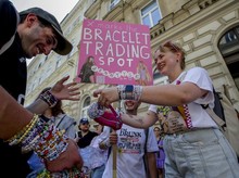 Konser Taylor di Austria Batal, Swifties Tetap Tukeran Gelang Konser Taylor di Austria Batal, Swifties Tetap Tukeran Gelang