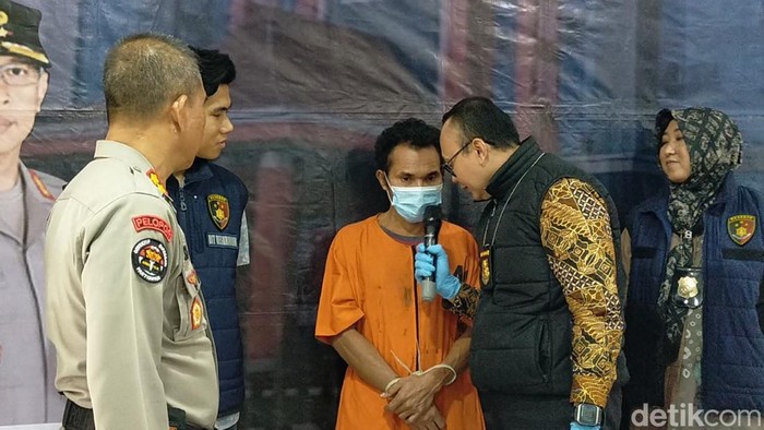 Tampang ayah yang menyetubuhi dua putri kandungnya saat diamankan polisi