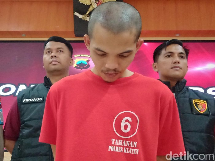Tampang tersangka inisial TAH (25), perampok uang Rp 100 juta milik wanita lansia di Desa Jambu Kidul, Ceper, Kabupaten Klaten, saat dihadirkan di Polres Klaten, Jumat (9/8/2024).