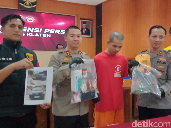 Tampang tersangka inisial TAH (25), perampok uang Rp 100 juta milik wanita lansia di Desa Jambu Kidul, Ceper, Kabupaten Klaten, saat dihadirkan di Polres Klaten, Jumat (9/8/2024).