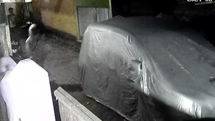 Tangkapan layar CCTV geng motor serang warga di Makassar. Dokumen Istimewa