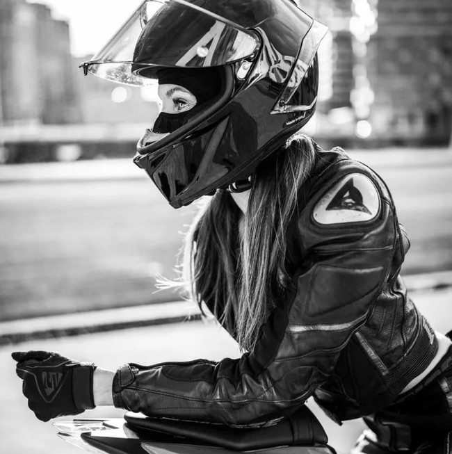 Tatyana mencoba mengerem di depan truk, namun pengendara Turki tersebut tidak bereaksi dan menabrak motornya yang menyebabkan dia kehilangan kendali dan terlempar ke parit. Foto: dok. Instagram @tanechkaozolina