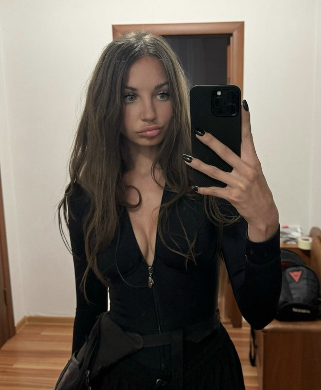 “Motor wanita Rusia tersebut terpelintir dan dia mengalami benturan di kepala. Dia sempat sadar beberapa saat, namun meninggal sebelum ambulans tiba,” lapor media BAZA. Foto: dok. Instagram @tanechkaozolina