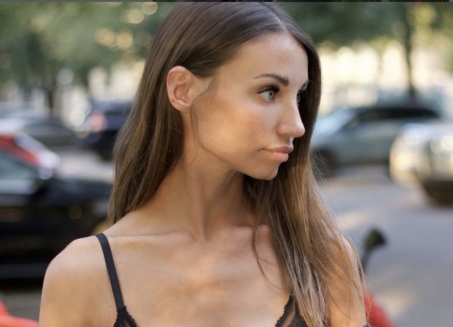 Tatyana dijuluki sebagai biker tercantik di Rusia. Dengan penampilan glamour, wanita 38 tahun itu selalu berhasil mencuri perhatian ketika tengah mengendarai motor. Foto: dok. Instagram @tanechkaozolina