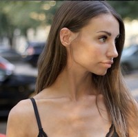 Tatyana dijuluki sebagai biker tercantik di Rusia. Dengan penampilan glamour, wanita 38 tahun itu selalu berhasil mencuri perhatian ketika tengah mengendarai motor. Foto: dok. Instagram @tanechkaozolina