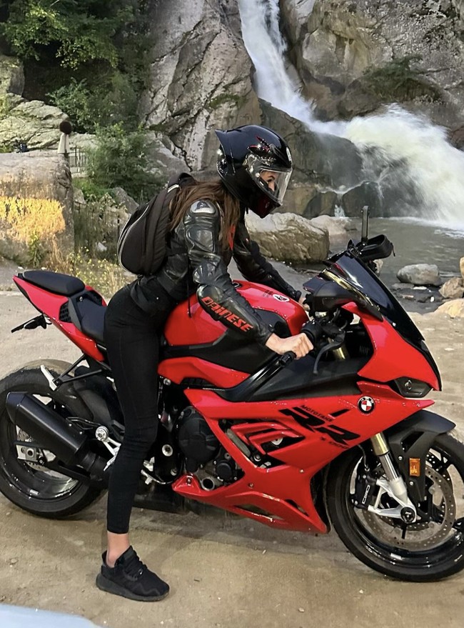 Biker glamor dan influencer motor MotoTanya tewas dalam sebuah kecelakaan mengerikan di Turki. Wanita dengan nama asli Tatyana Ozolina itu kehilangan nyawanya saat mengendarai motor kesayangannya BMW S1000RR 2015 merah. Foto: dok. Instagram @tanechkaozolina