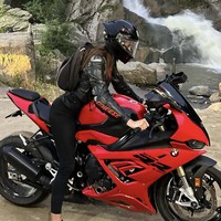 Biker glamor dan influencer motor MotoTanya tewas dalam sebuah kecelakaan mengerikan di Turki. Wanita dengan nama asli Tatyana Ozolina itu kehilangan nyawanya saat mengendarai motor kesayangannya BMW S1000RR 2015 merah. Foto: dok. Instagram @tanechkaozolina