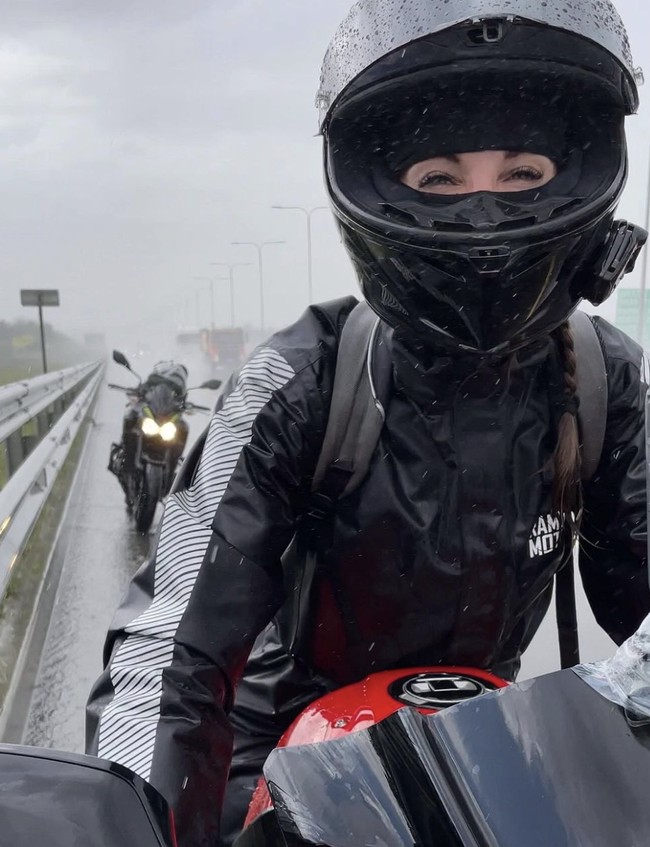 Sayangnya, ia bernasib tragis. Kecelakaan fatal ini diyakini terjadi karena motor BMW S1000RR miliknya tersenggol oleh seorang pengendara motor Turki yang bepergian bersamanya. Foto: dok. Instagram @tanechkaozolina