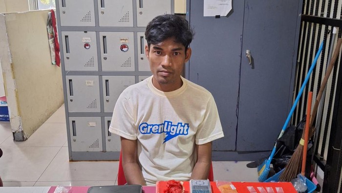 Tersangka dan barang bukti di Mapolresta Pangkalpinang.