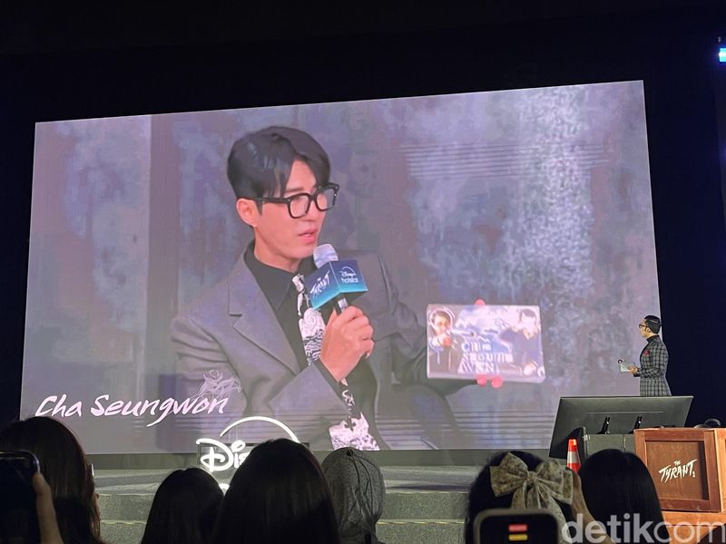 Cast drama Korea original Disney+ Hotstar The Tyrant dalam acara The Tyrant Virtual Talk Show and Fan Meeting yang digelar Jumat (9/8/2024).