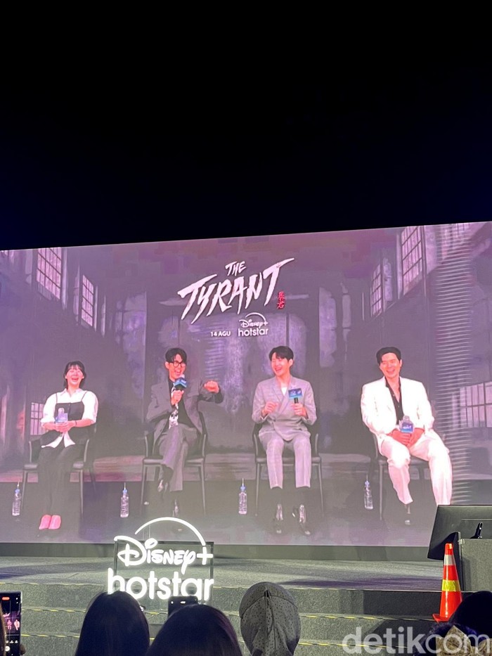 Cast drama Korea original Disney+ Hotstar The Tyrant dalam acara The Tyrant Virtual Talk Show and Fan Meeting yang digelar Jumat (9/8/2024).