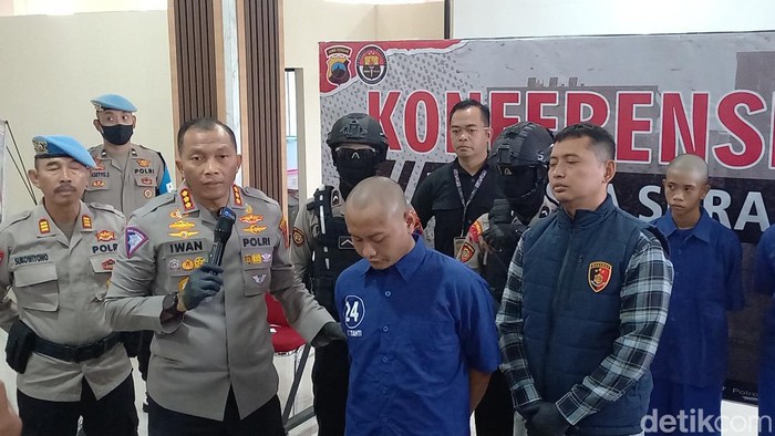Tiga pelaku penyerangan dan pembacokan suporter Persis Solo, CP (31), AAM (23), dan RRN (19), dihadirkan dalam konferensi pers di Mapolresta Solo, Jumat (9/8/2024).