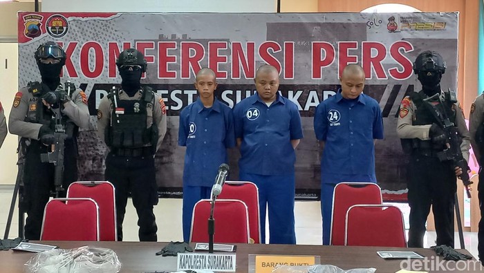 Tiga pelaku penyerangan dan pembacokan suporter Persis Solo, CP (31), AAM (23), dan RRN (19), dihadirkan dalam konferensi pers di Mapolresta Solo, Jumat (9/8/2024).