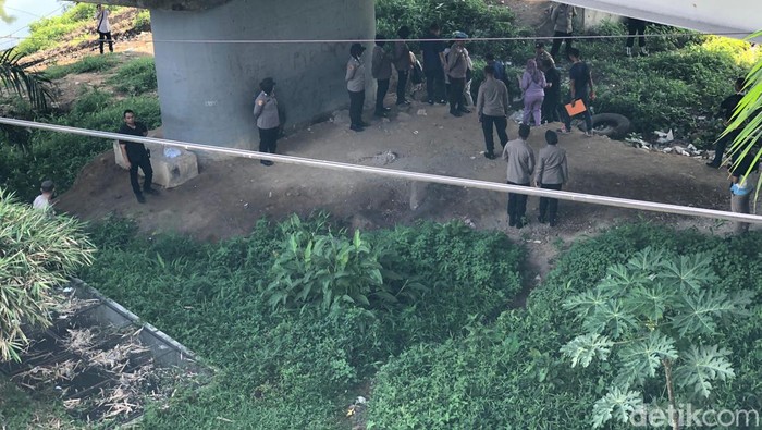 Tim Perhimpunan Dokter Forensik dan Medikolegal Indonesia (PDFMI) saat mendatangi Jembatan Kuranji