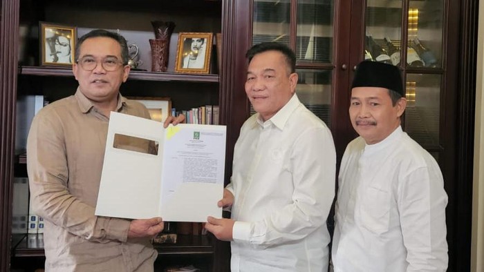 Toha-Rohman (kemeja putih) menunjukkan B.1-KWK dari PKB di Jakarta.