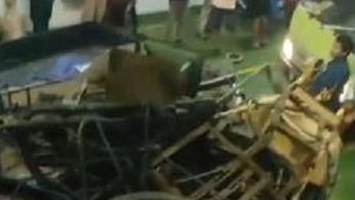 Truk di dalam kapal terbalik di Selayar.