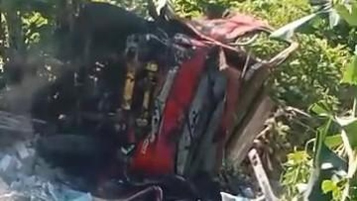 Truk jatuh ke sungai di Puncak Cianjur.