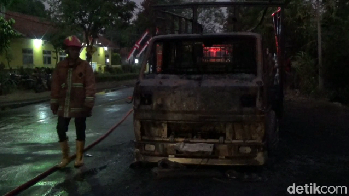Truk terbakar di Lumajang