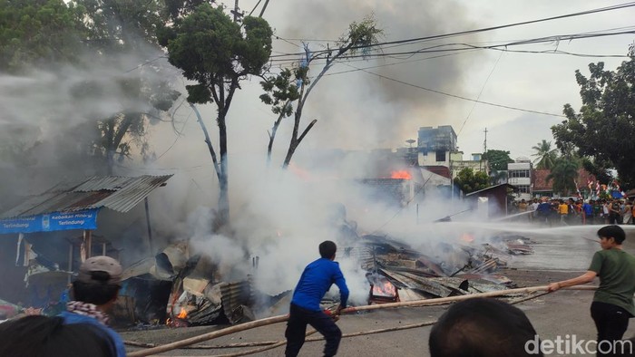 Upaya pemadaman kebakaran di kios depan stasiun KA Lubuklinggau.