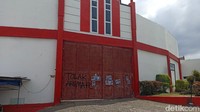 Pantauan detikJatim di lokasi, ada tiga titik lokasi di kawasan Stadion Soepriadi Kota Blitar yang menjadi sasaran vandalisme.